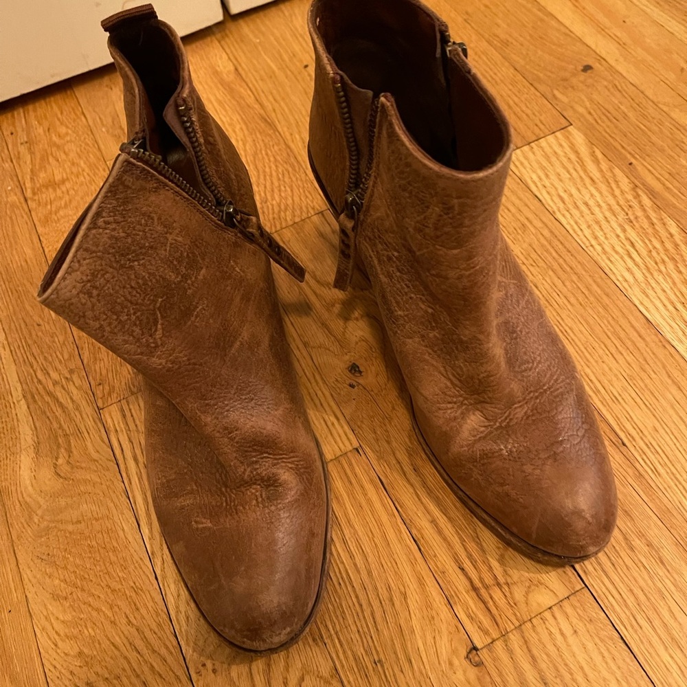 Hoss intropia leather booties - gently used but in great condition!